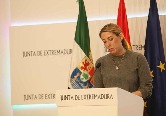 La presidenta de la Junta, María Guardiola, el pasado jueves al anunciar el nuevo decreto ley. J.M.R.