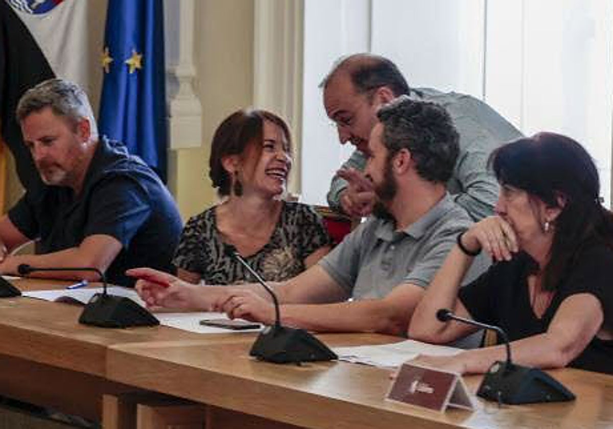 Belén Fernández habla con Rafael Mateos en el salón de plenos del Ayuntamiento de Cáceres en una imagen de 2023.