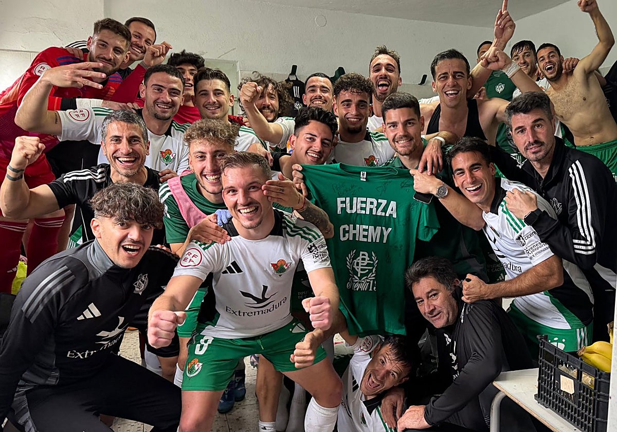 Los jugadores del Cacereño celebran la victoria ante el Atlético Paso.