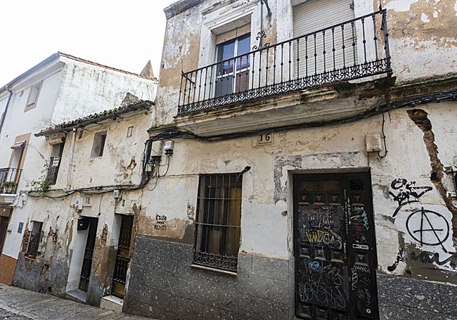 Fachadas degradadas situadas en la calle Godoy.