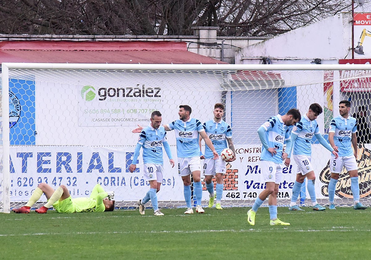 Desolación entre los jugadores del Coria tras encajar el tercer gol.