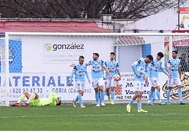 Desolación entre los jugadores del Coria tras encajar el tercer gol.