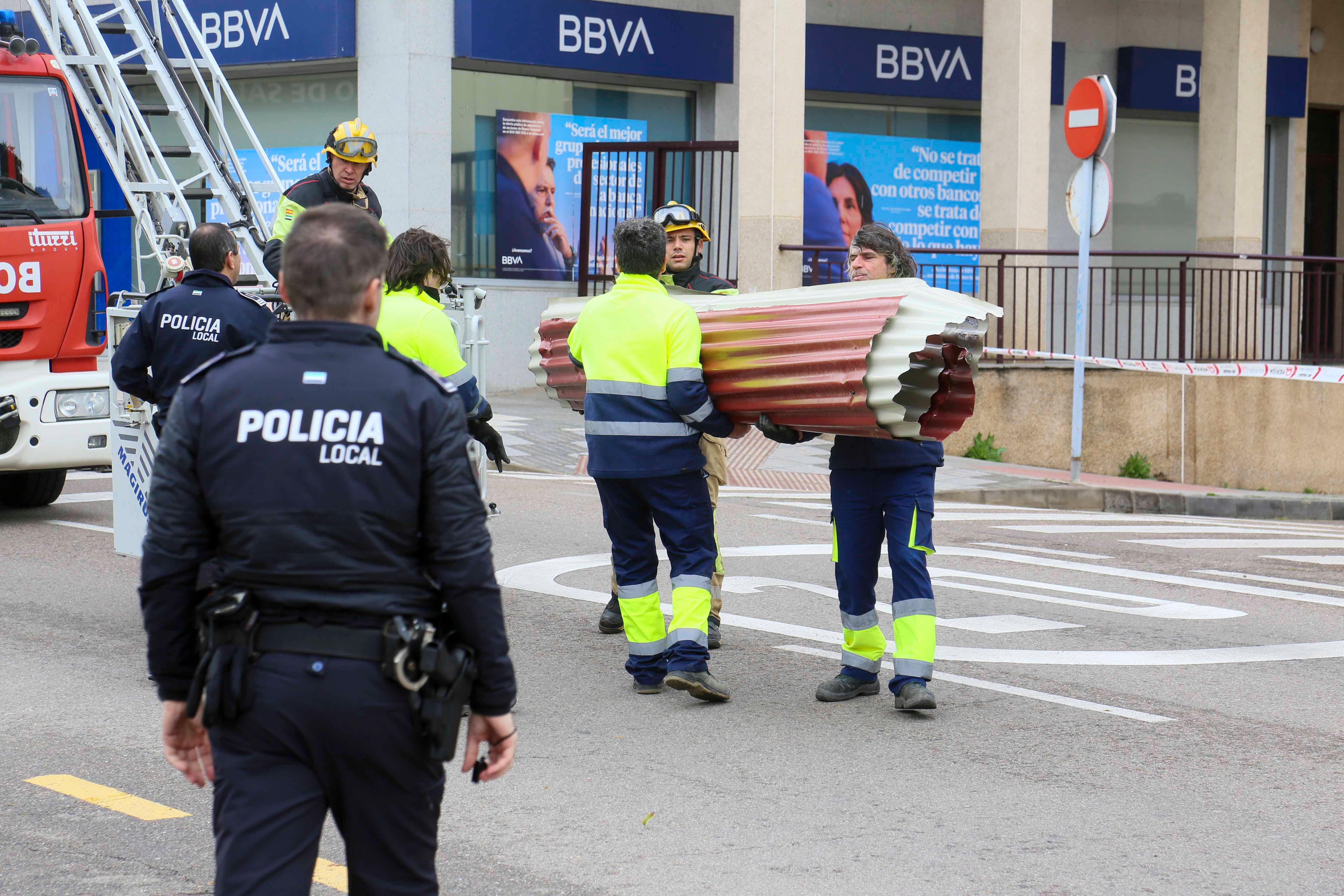 Efectivos del parque de bomberos de Mérida y trabajadores del Ayuntamiento han retirado la cubierta del centro de Salud que ha volado por las rachas de viento de la borrasca Herminia.