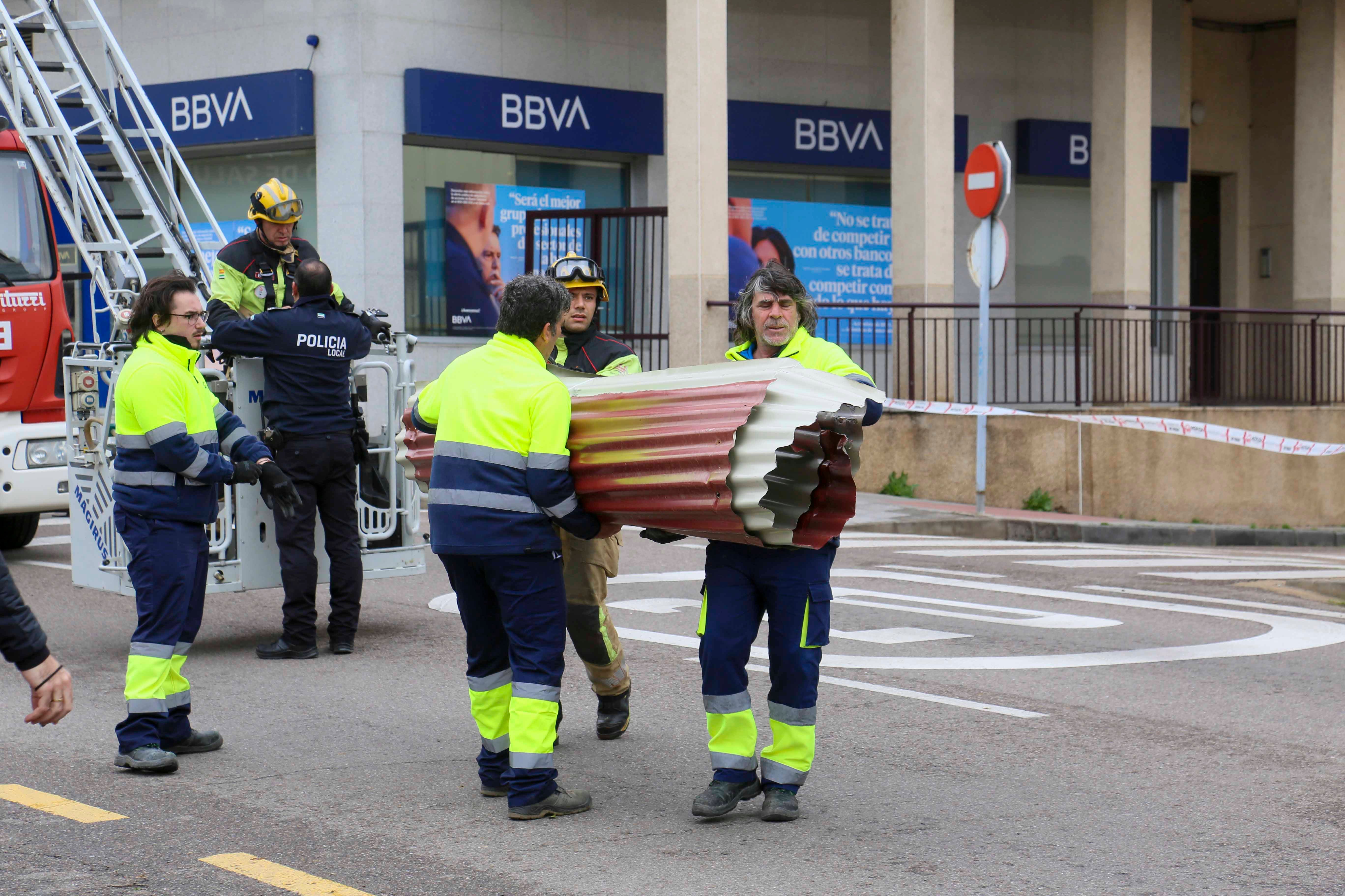Efectivos del parque de bomberos de Mérida y trabajadores del Ayuntamiento han retirado la cubierta del centro de Salud que ha volado por las rachas de viento de la borrasca Herminia.