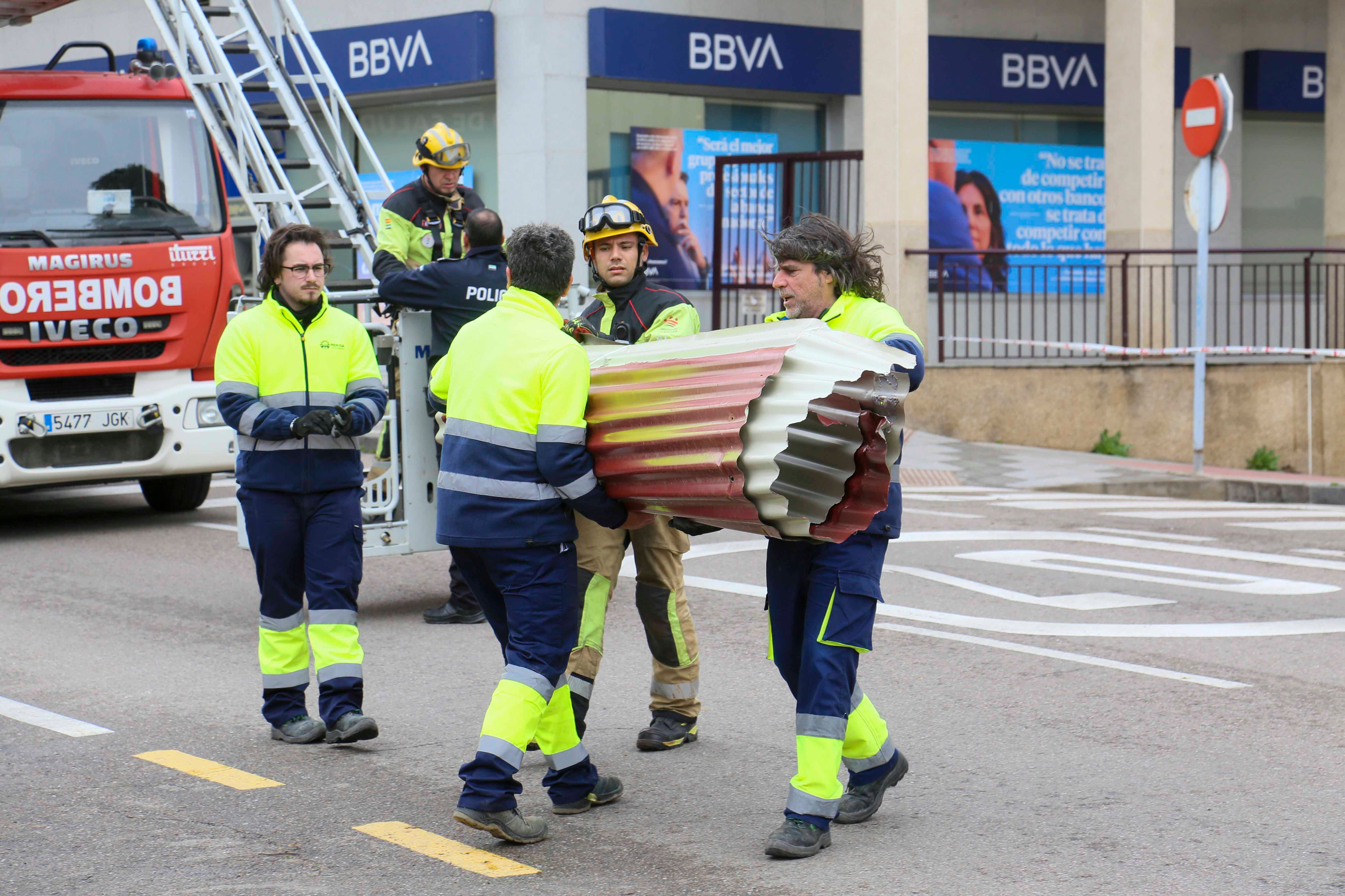 Efectivos del parque de bomberos de Mérida y trabajadores del Ayuntamiento han retirado la cubierta del centro de Salud que ha volado por las rachas de viento de la borrasca Herminia.