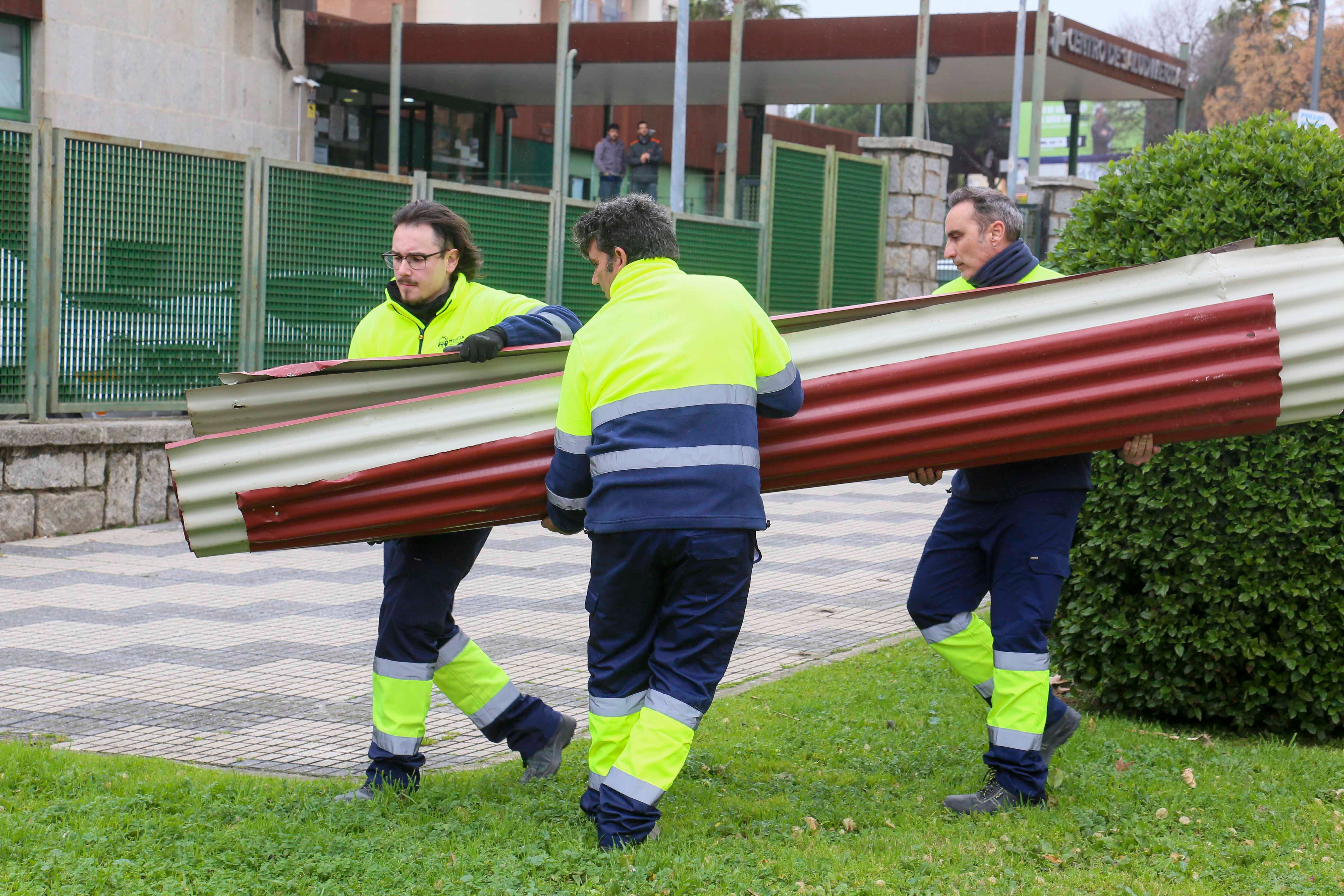 Efectivos del parque de bomberos de Mérida y trabajadores del Ayuntamiento han retirado la cubierta del centro de Salud que ha volado por las rachas de viento de la borrasca Herminia.