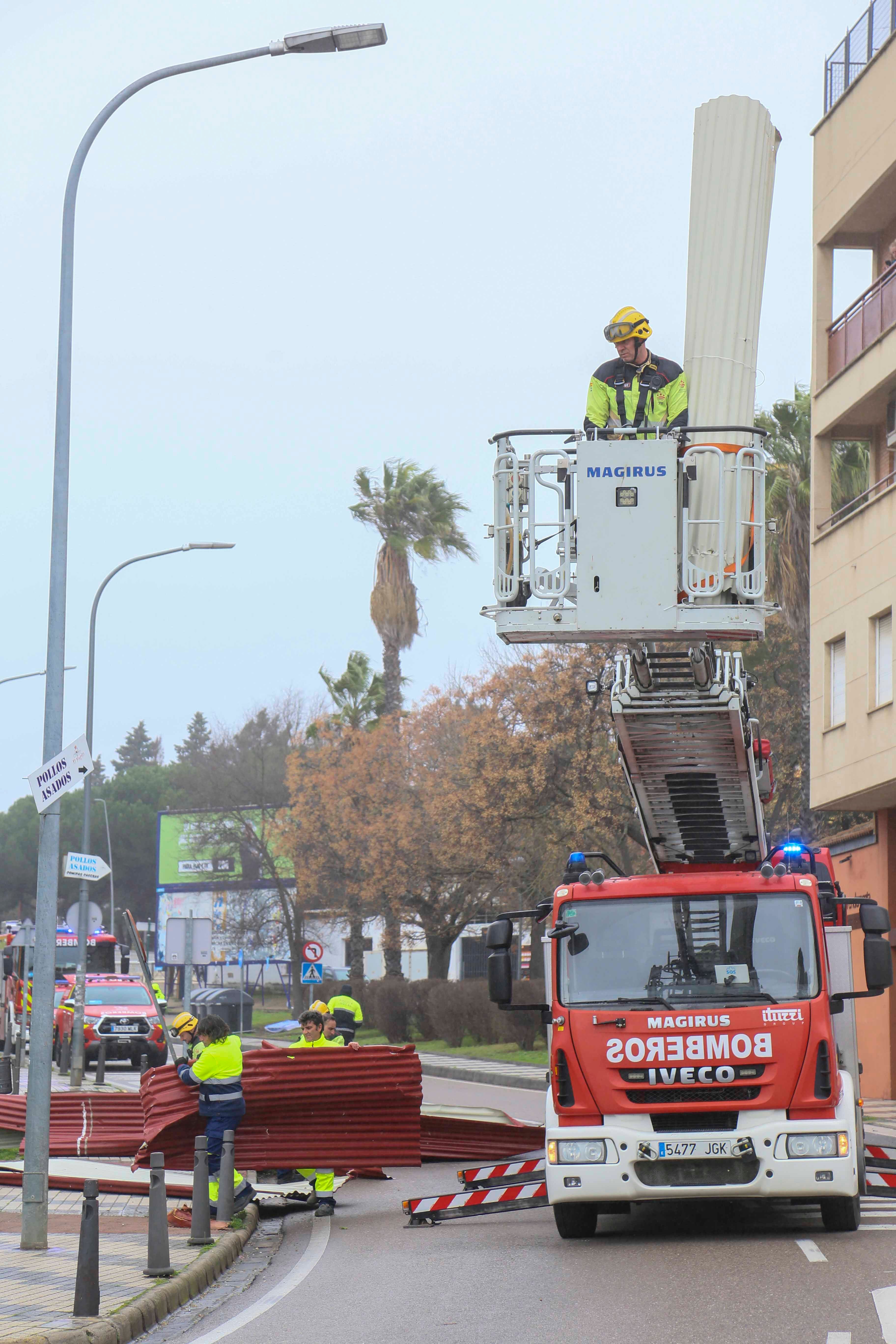 Efectivos del parque de bomberos de Mérida y trabajadores del Ayuntamiento han retirado la cubierta del centro de Salud que ha volado por las rachas de viento de la borrasca Herminia.