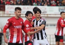 Jesús Sánchez trata de coger la posición en un córner en el partido del Azuaga-Badajoz.