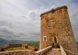 De la fortaleza de Feria destaca la imponente torre del homenaje.