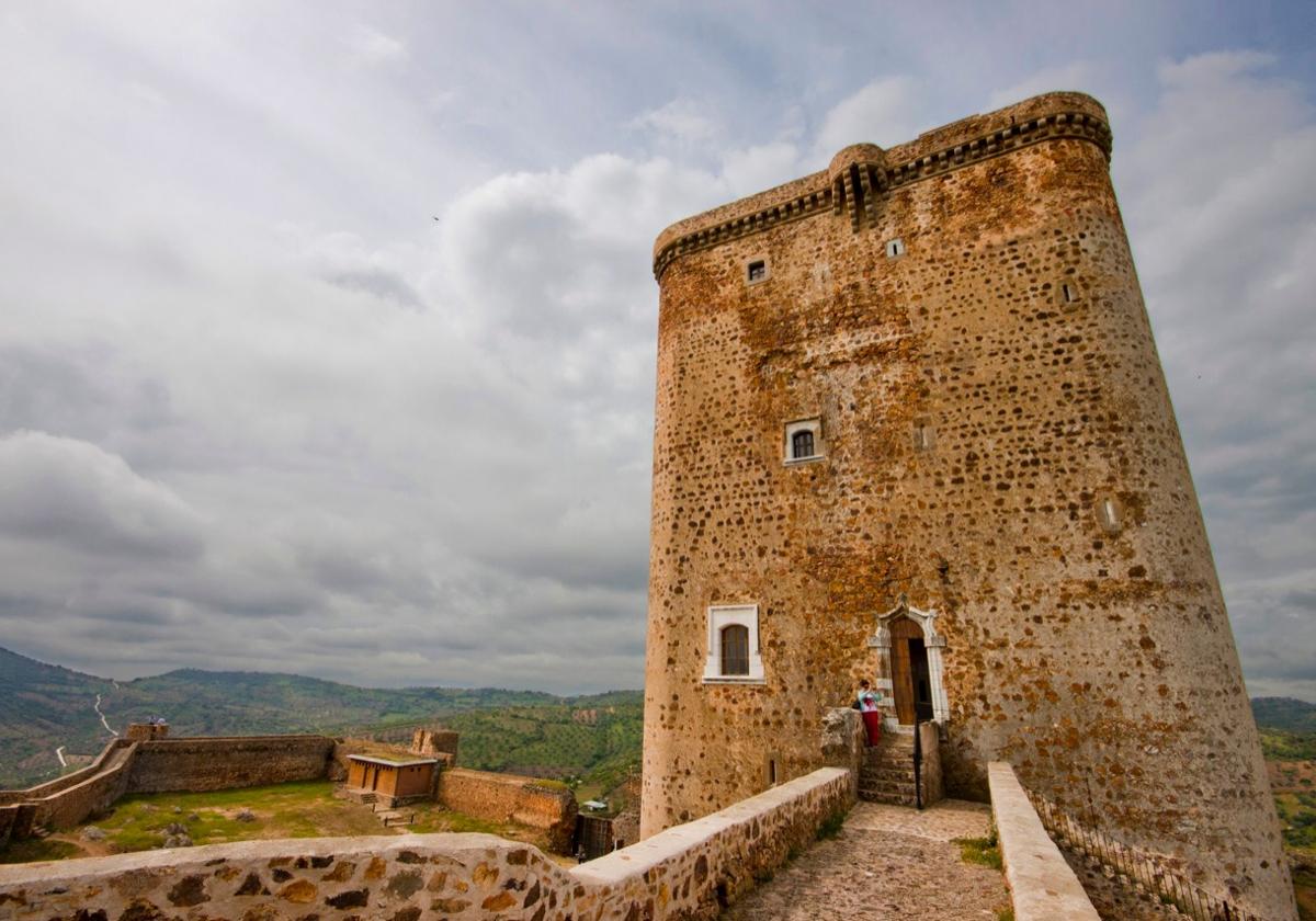 De la fortaleza de Feria destaca la imponente torre del homenaje.