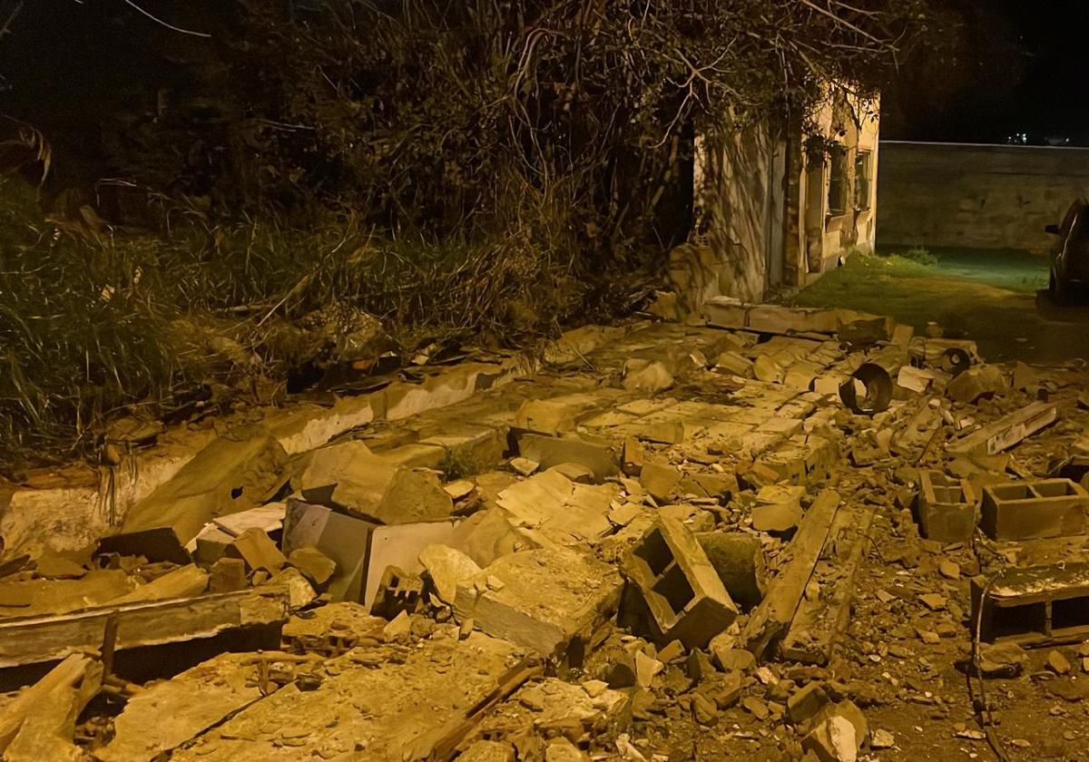 El paso de Herminia por Extremadura: el viento derriba muros y hace volar una cubierta