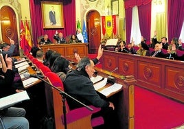 Los concejales votan en el último pleno celebrado en diciembre.