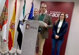 Eduardo Gutiérrez, portavoz, junto a la concejala Raquel Mirat y el presidente provincial de Vox, Óscar Fernández.