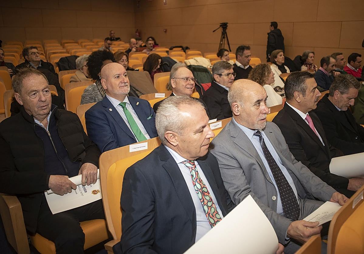 Acto homenaje a los 13 agentes jubilados en 2024 celebrado este martes en el Edificio Cajalmendralejo de Badajoz.