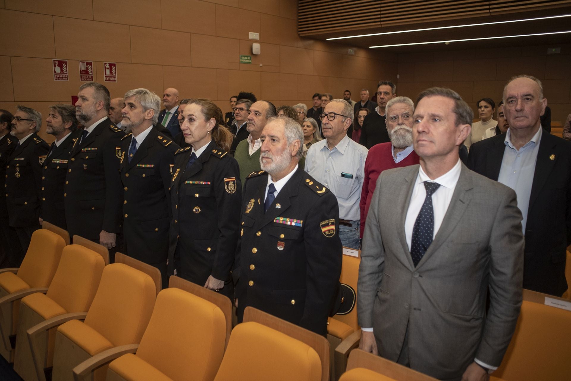 Fotos | La Policía Nacional reconoce a los trece agentes jubilados en Extremadura en 2024