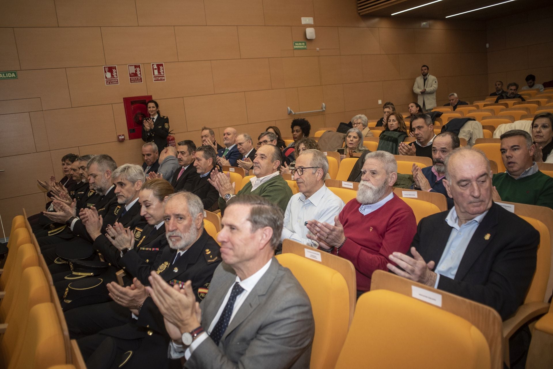 Fotos | La Policía Nacional reconoce a los trece agentes jubilados en Extremadura en 2024