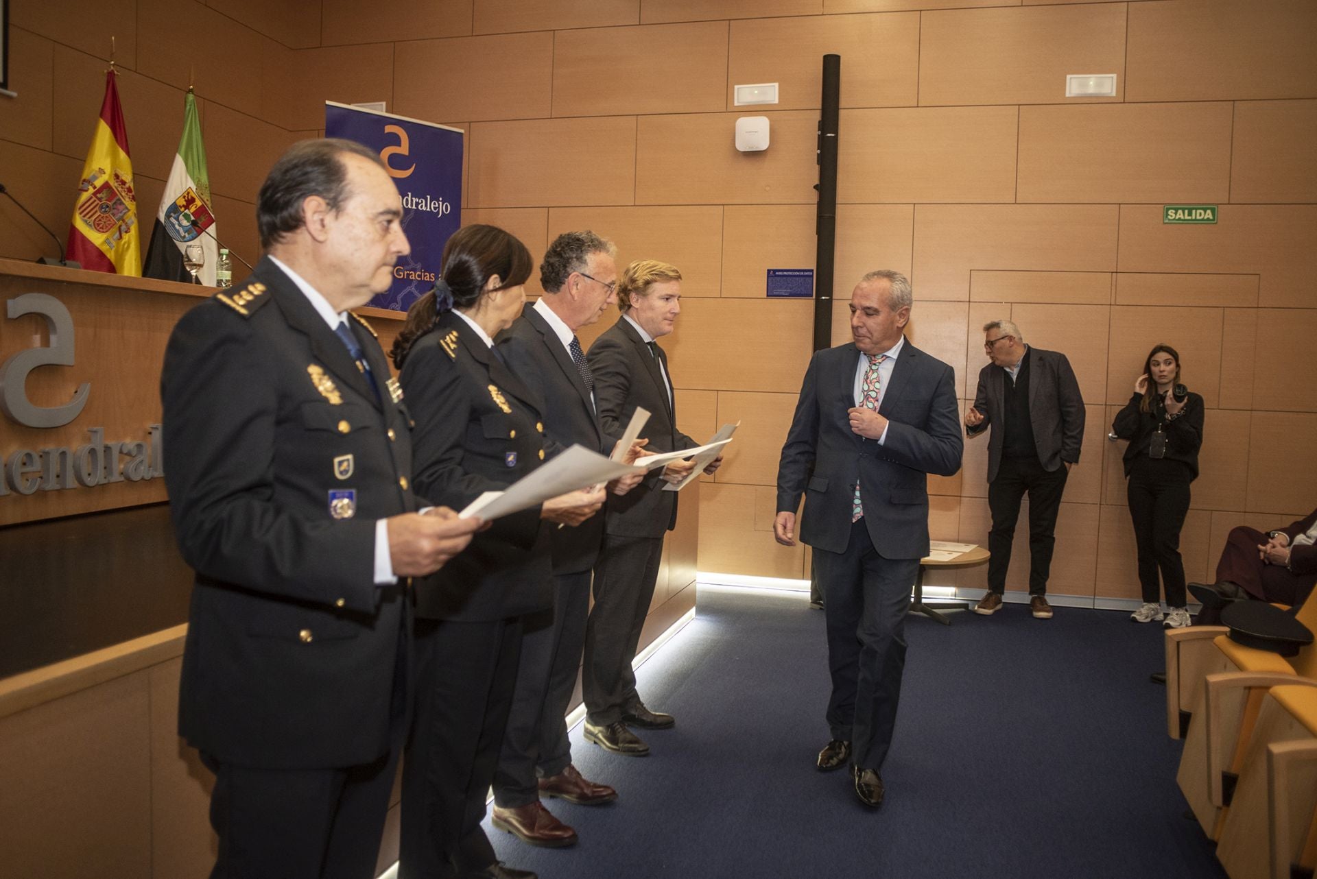 Fotos | La Policía Nacional reconoce a los trece agentes jubilados en Extremadura en 2024
