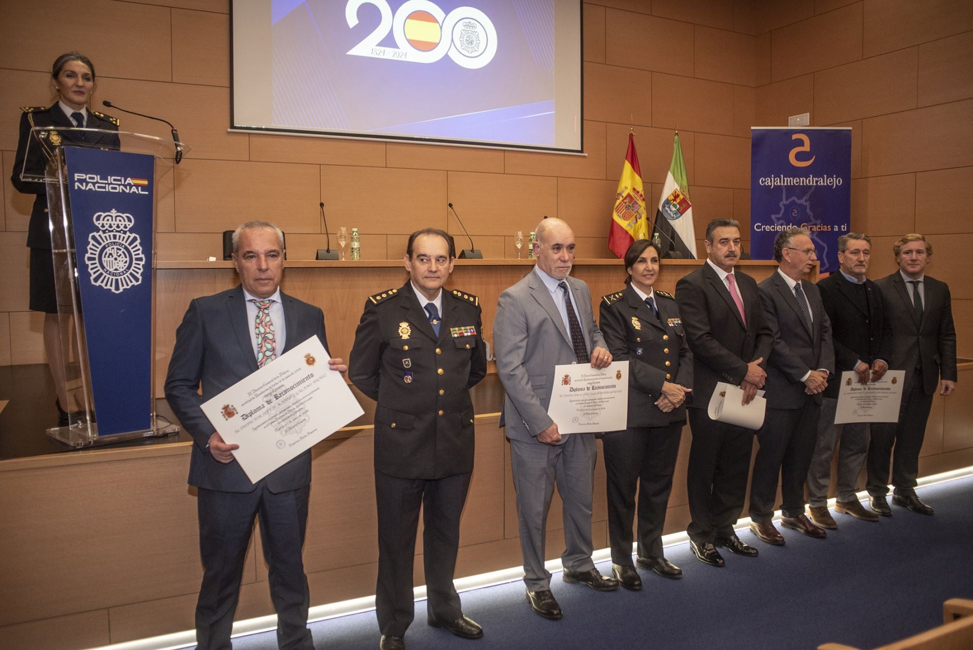 Fotos | La Policía Nacional reconoce a los trece agentes jubilados en Extremadura en 2024