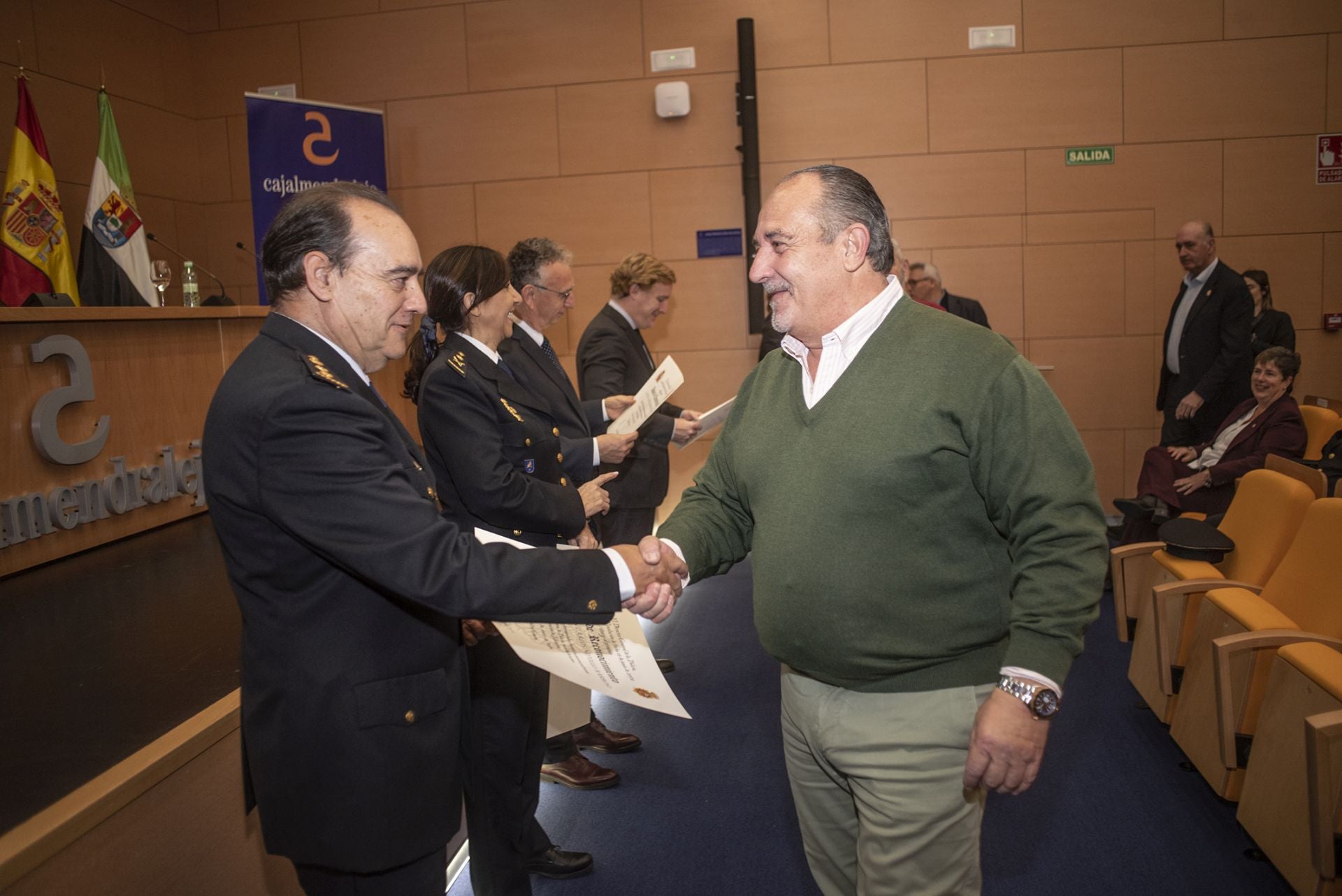 Fotos | La Policía Nacional reconoce a los trece agentes jubilados en Extremadura en 2024