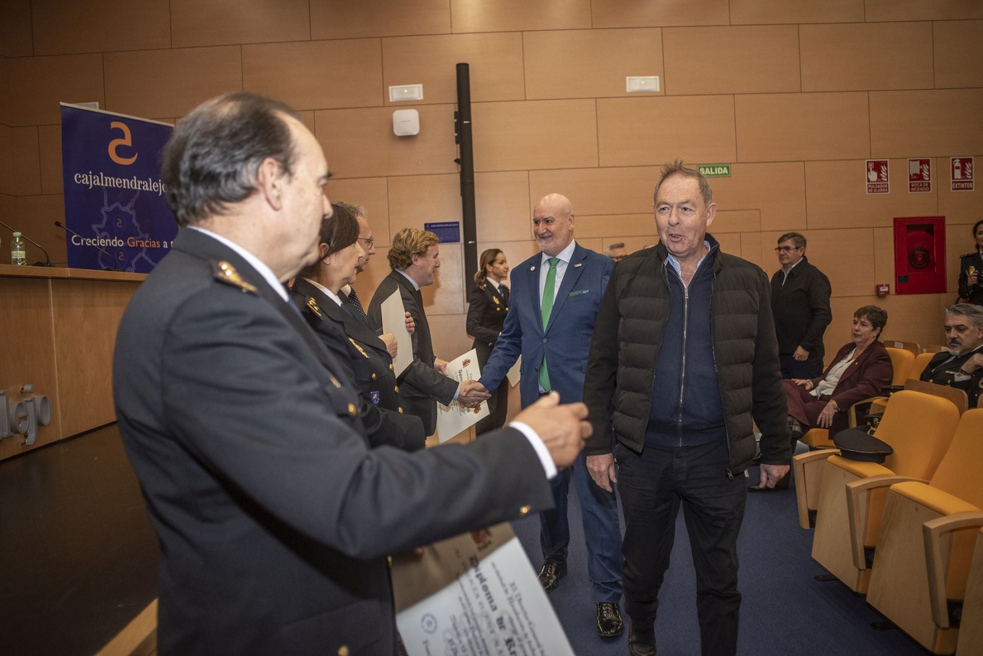 Fotos | La Policía Nacional reconoce a los trece agentes jubilados en Extremadura en 2024