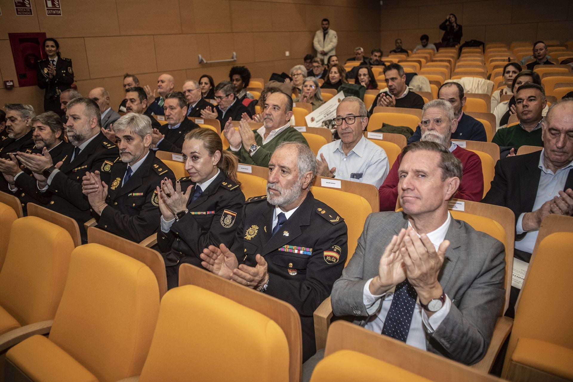 Fotos | La Policía Nacional reconoce a los trece agentes jubilados en Extremadura en 2024