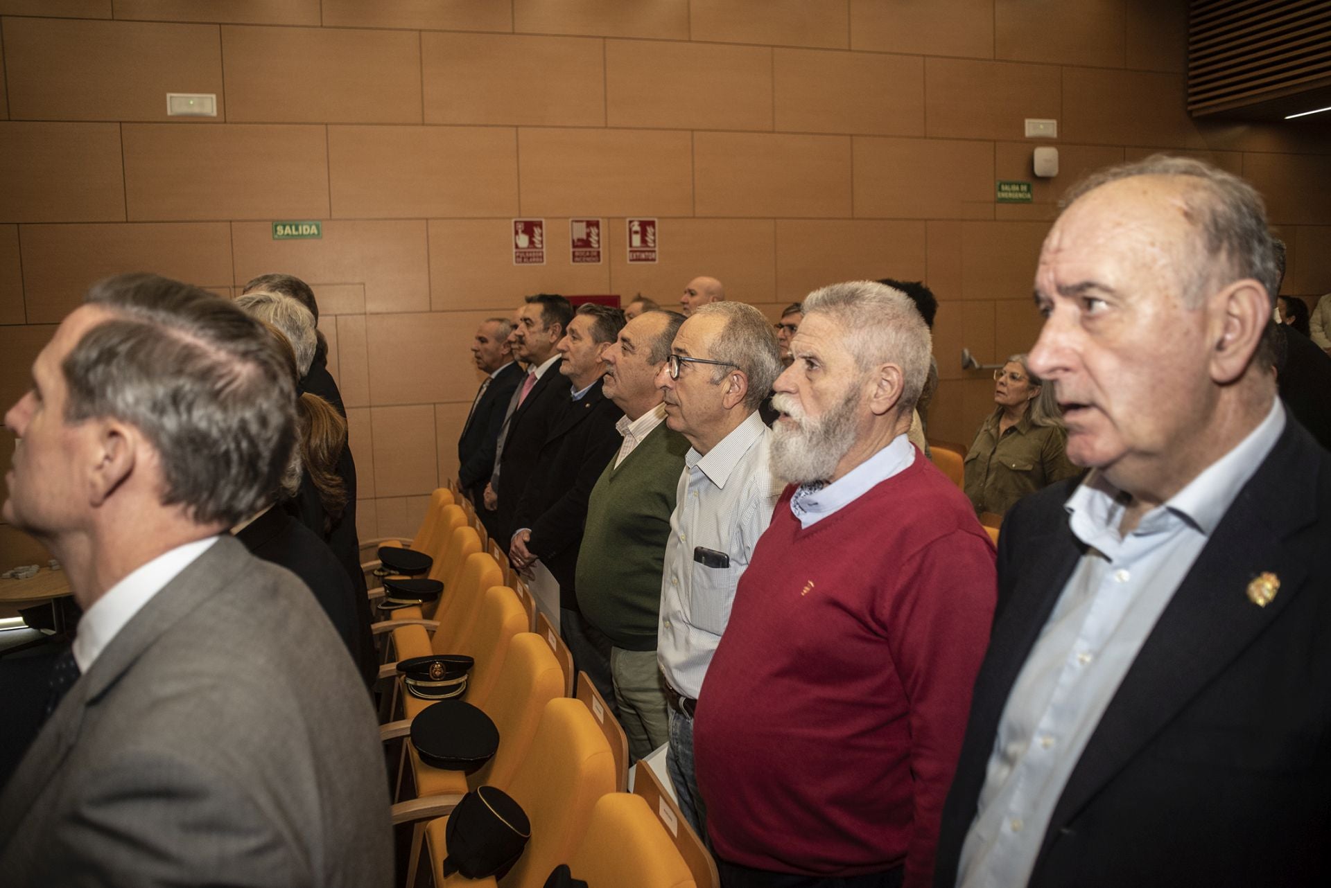 Fotos | La Policía Nacional reconoce a los trece agentes jubilados en Extremadura en 2024