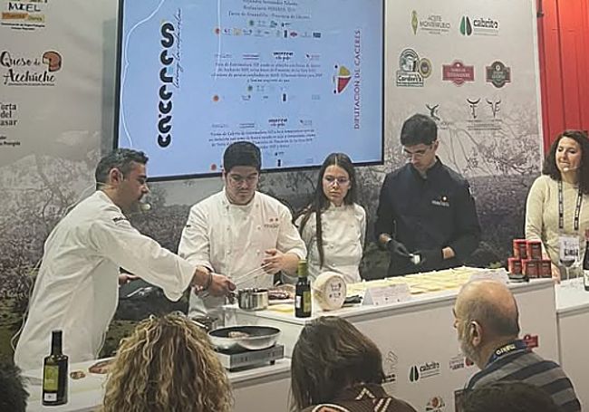 Alejandro Hernández, del estrellado restaurante Versátil, durante su exhibición en Madrid Fusión 2025.