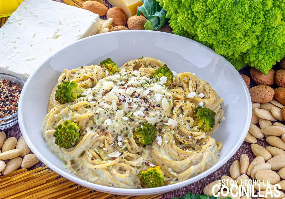 Espaguetis al pesto romanesco con queso feta y almendras