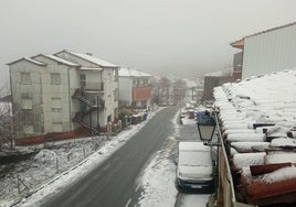 Vehículo quitanieve esta mañana en el límite entre Extremadura y Castilla- León.