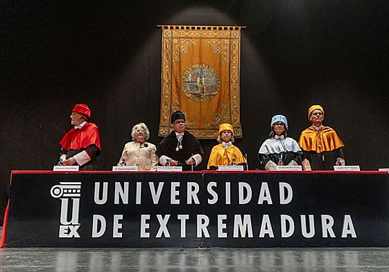 El rector de la UEx en el centro, en el acto de la Universidad de Extremadura con motivo de la festividad de Santo Tomás de Aquino en Cáceres.