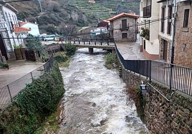 Los más de 120 litros por metro cuadrado acumulados desde el domingo hacen que el río Jerte cruce con fuerza por Tornavacas.