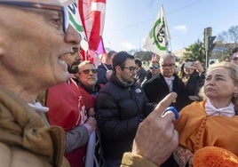 Representantes de los sindicatos recriminan a Mercedes Vaquera la falta de financiación de la UEx, en una protesta en Cáceres este martes.