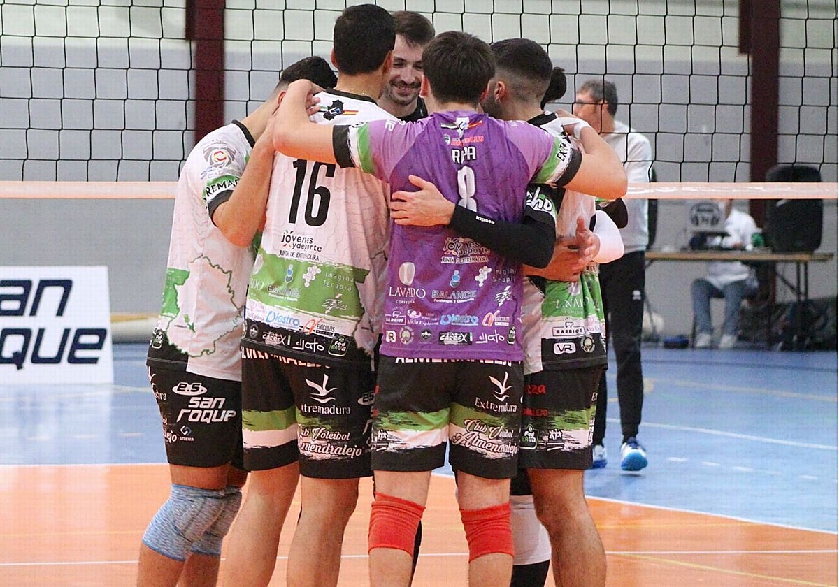 Los jugadores del CV Almendralejo celebran un punto durante un partido de este curso.