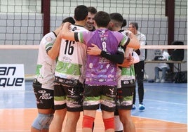 Los jugadores del CV Almendralejo celebran un punto durante un partido de este curso.