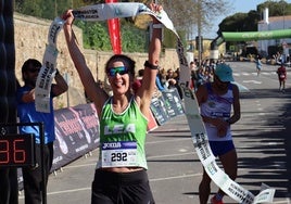 Ester Rodríguez entra vencedora en la pasada edición de la Media Maratón de Plasencia.