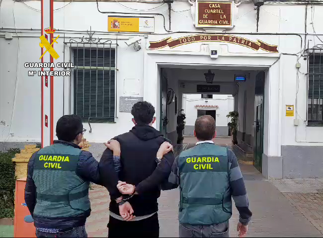 Uno de los detenidos en la operación 'Cigarrón' dirigida por varias unidades de la Comandancia de Zafra.