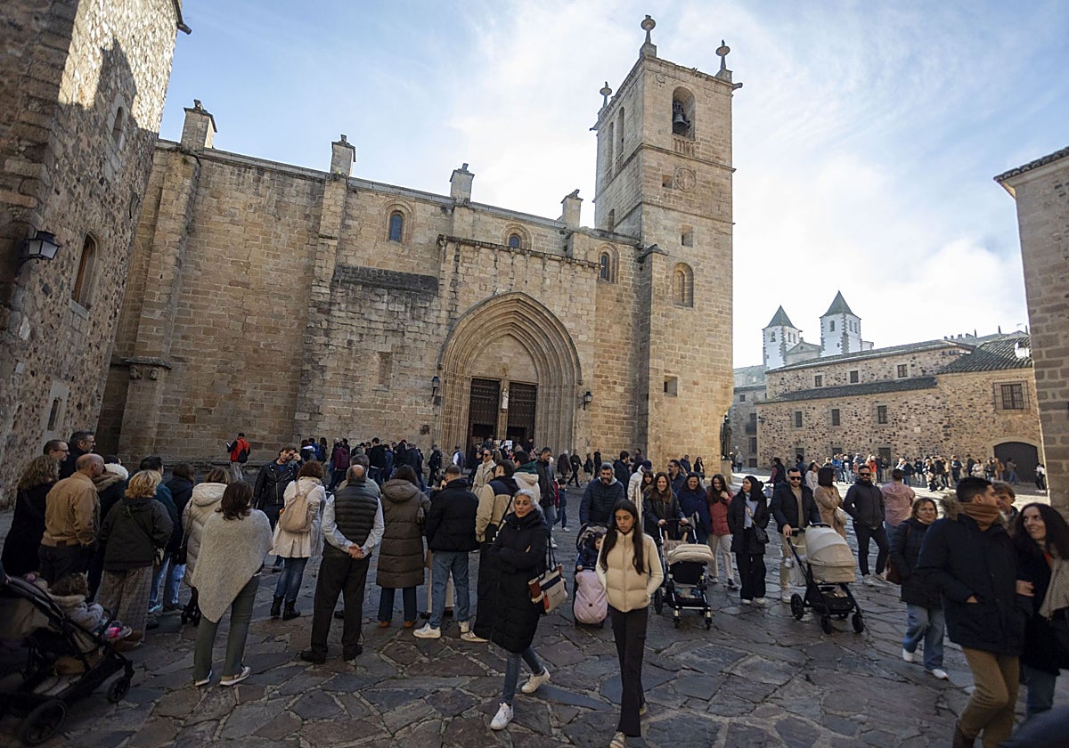 Turistas en Cáceres en el pasado puente de la Inmaculada/Constitución.