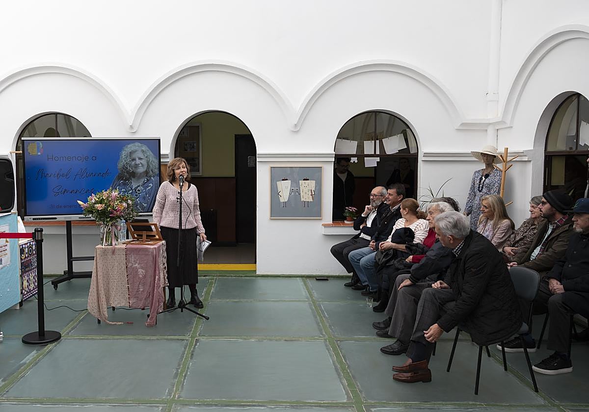 La directora de la EOI, Isabel Mena en el homenaje que ayer hicieron a Maribel.
