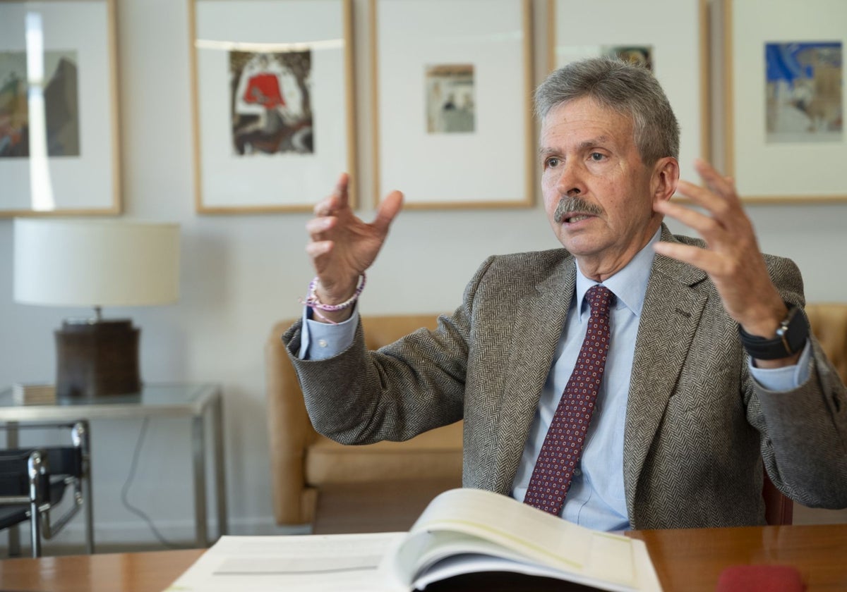 José Luis Navarro, expresidente de Enresa, en un momento de la entrevista en la sede de HOY.