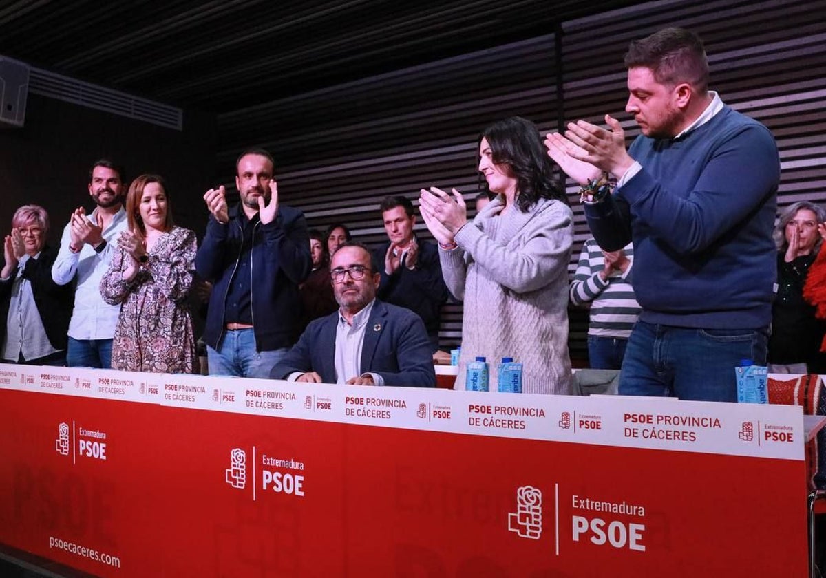 Ovación a Miguel Ángel Morales en el Comité Provincial del PSOE de este viernes.