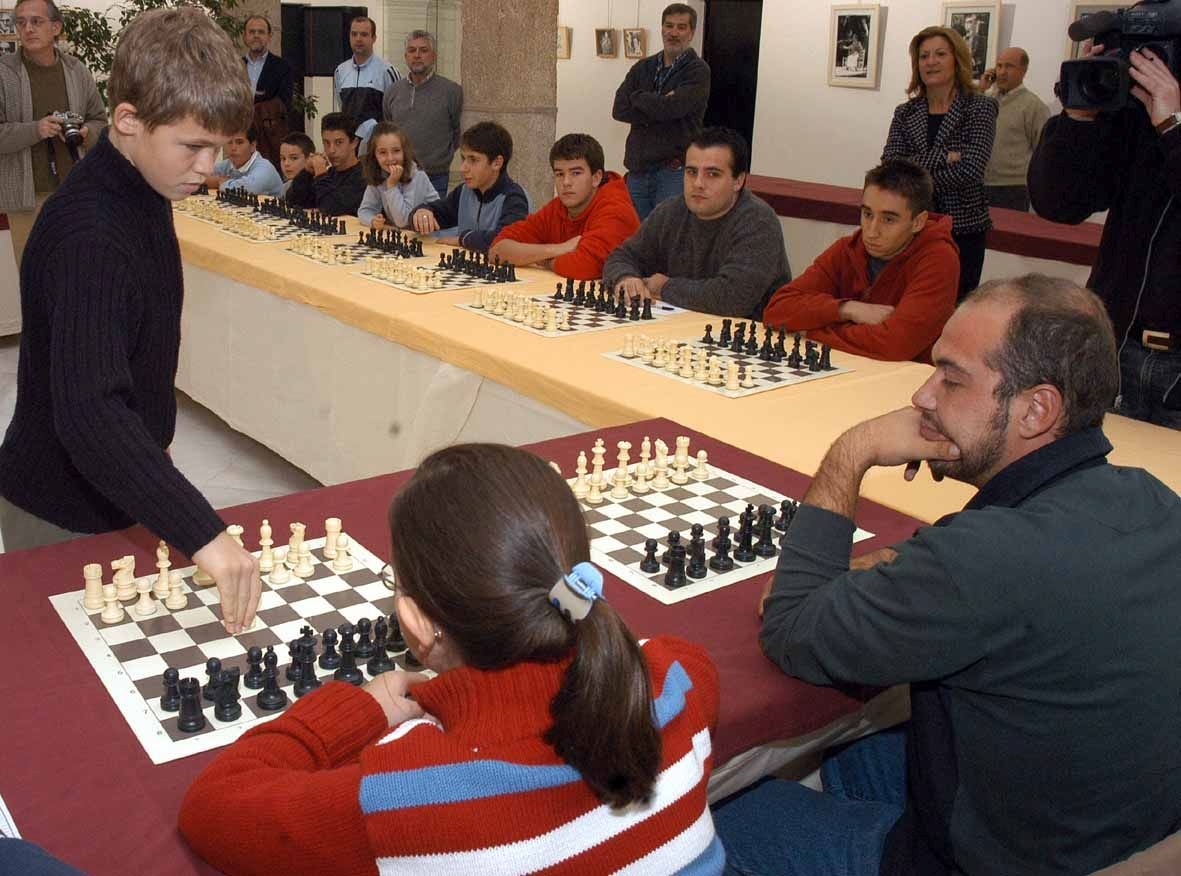 Magnus Carlsen de niño, cuando ofreció una exhibición en la que se enfrentó a 25 jugadores extremeños en la sede de la Asamblea.