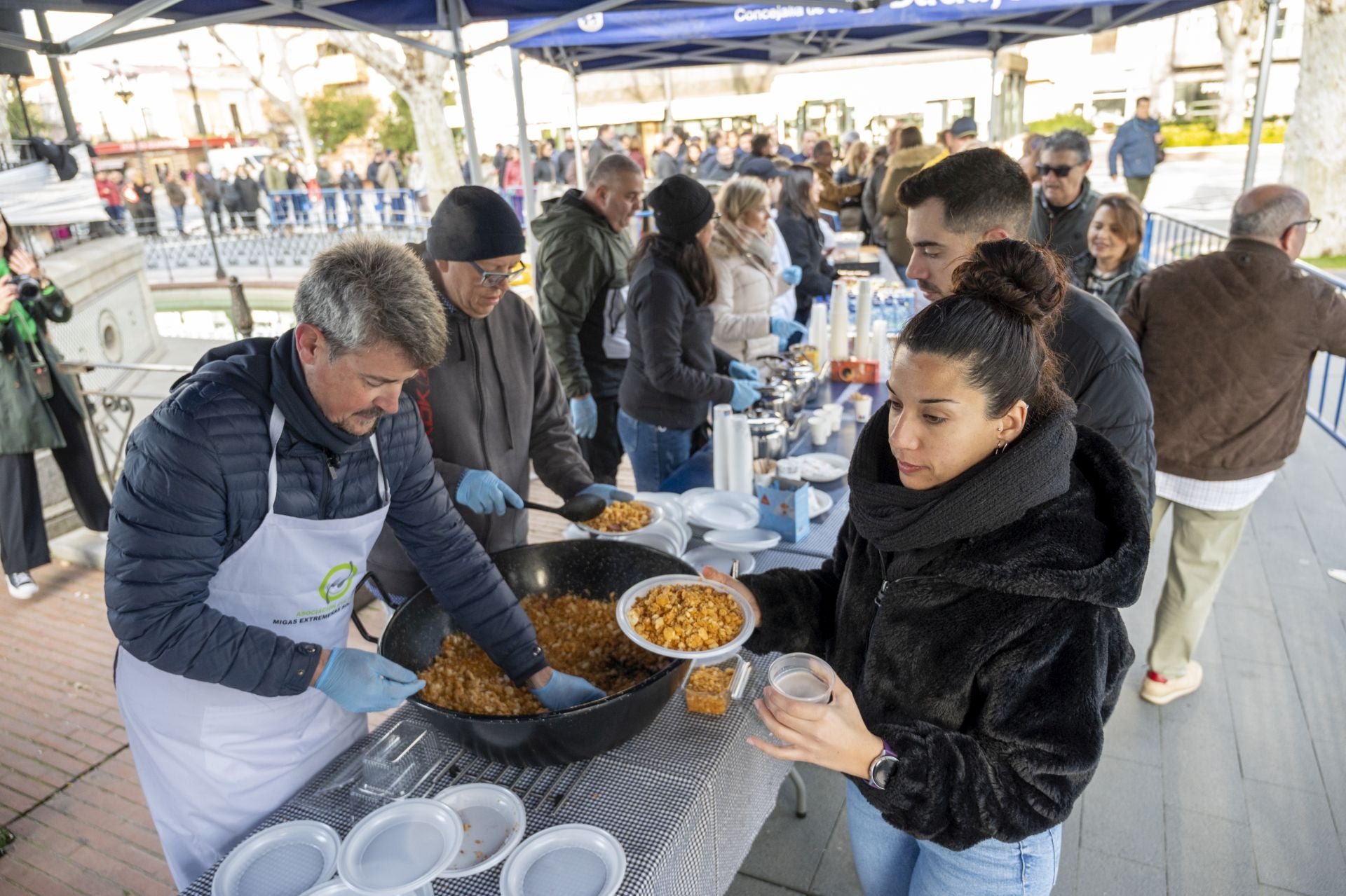 Así ha sido la degustación de las migas extremeñas más solidarias en Badajoz