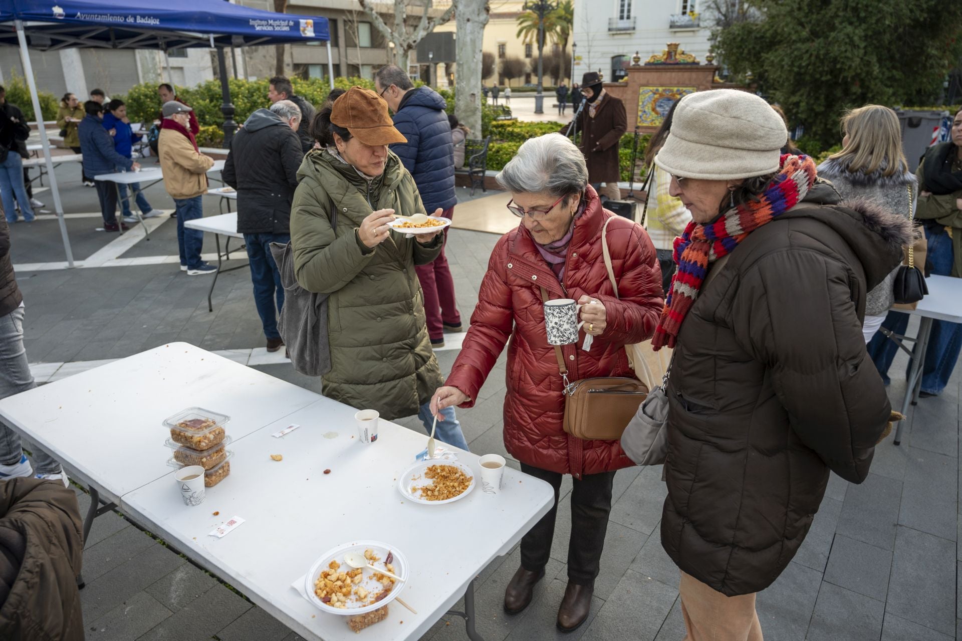 Así ha sido la degustación de las migas extremeñas más solidarias en Badajoz