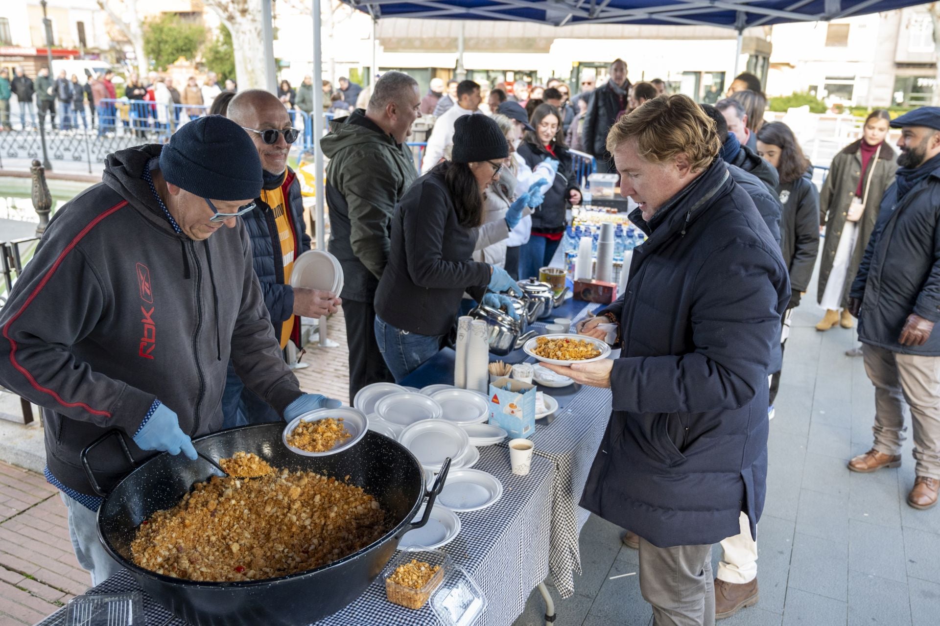 Así ha sido la degustación de las migas extremeñas más solidarias en Badajoz