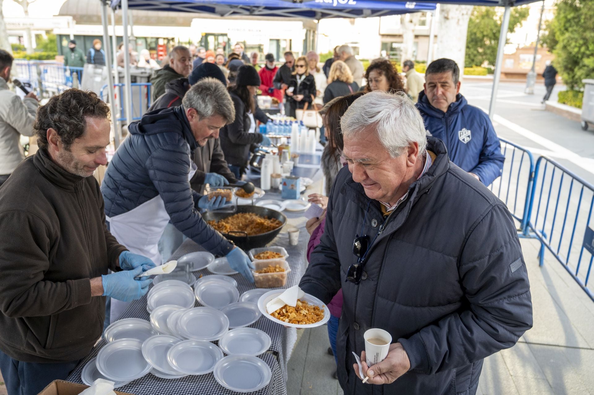 Así ha sido la degustación de las migas extremeñas más solidarias en Badajoz