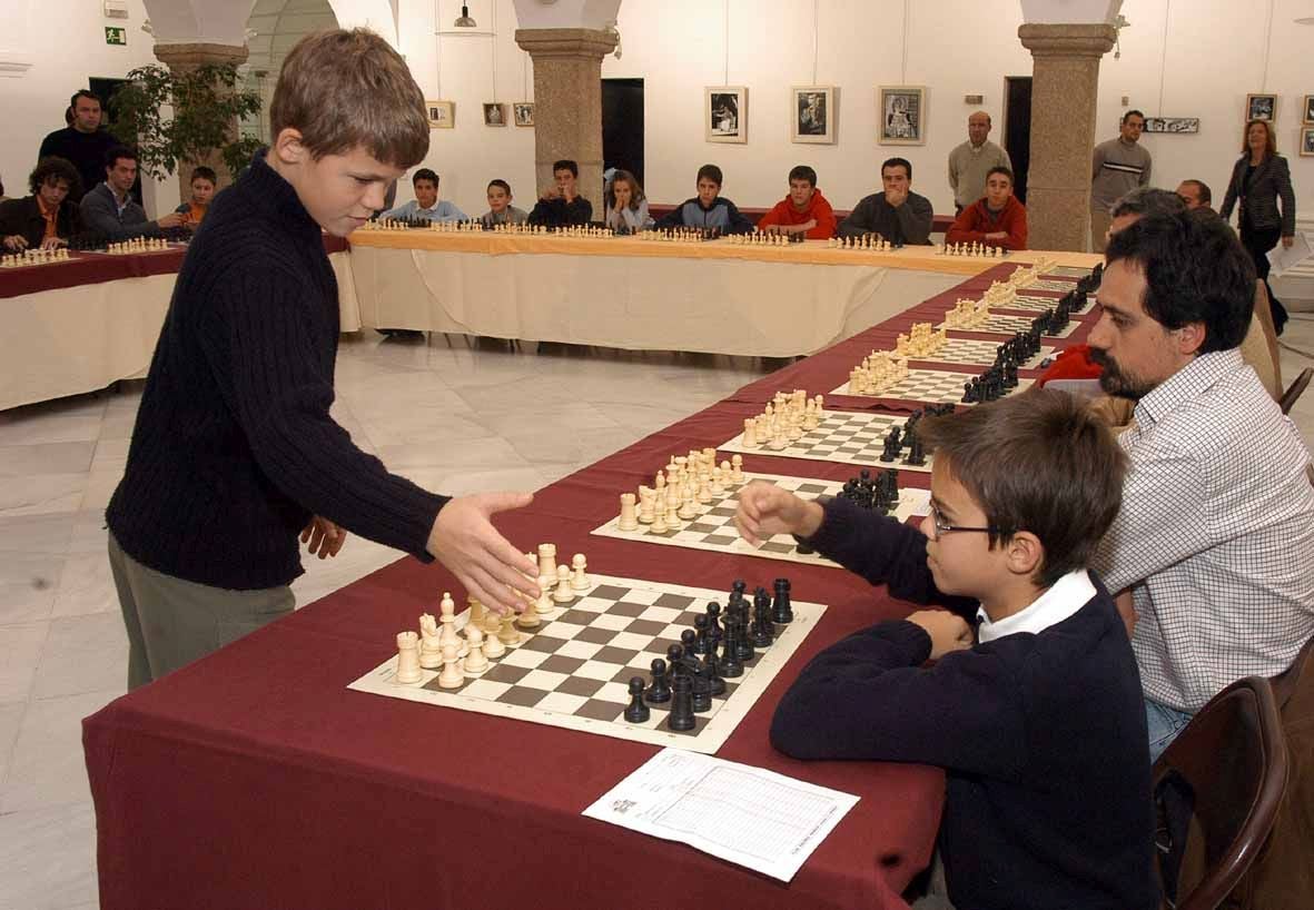 Magnus Carlsen de niño, cuando ofreció una exhibición en la que se enfrentó a 25 jugadores extremeños en la sede de la Asamblea.