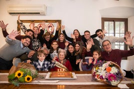 Martina Gallardo rodeada de su familia para celebrar su cumpleaños número 100.