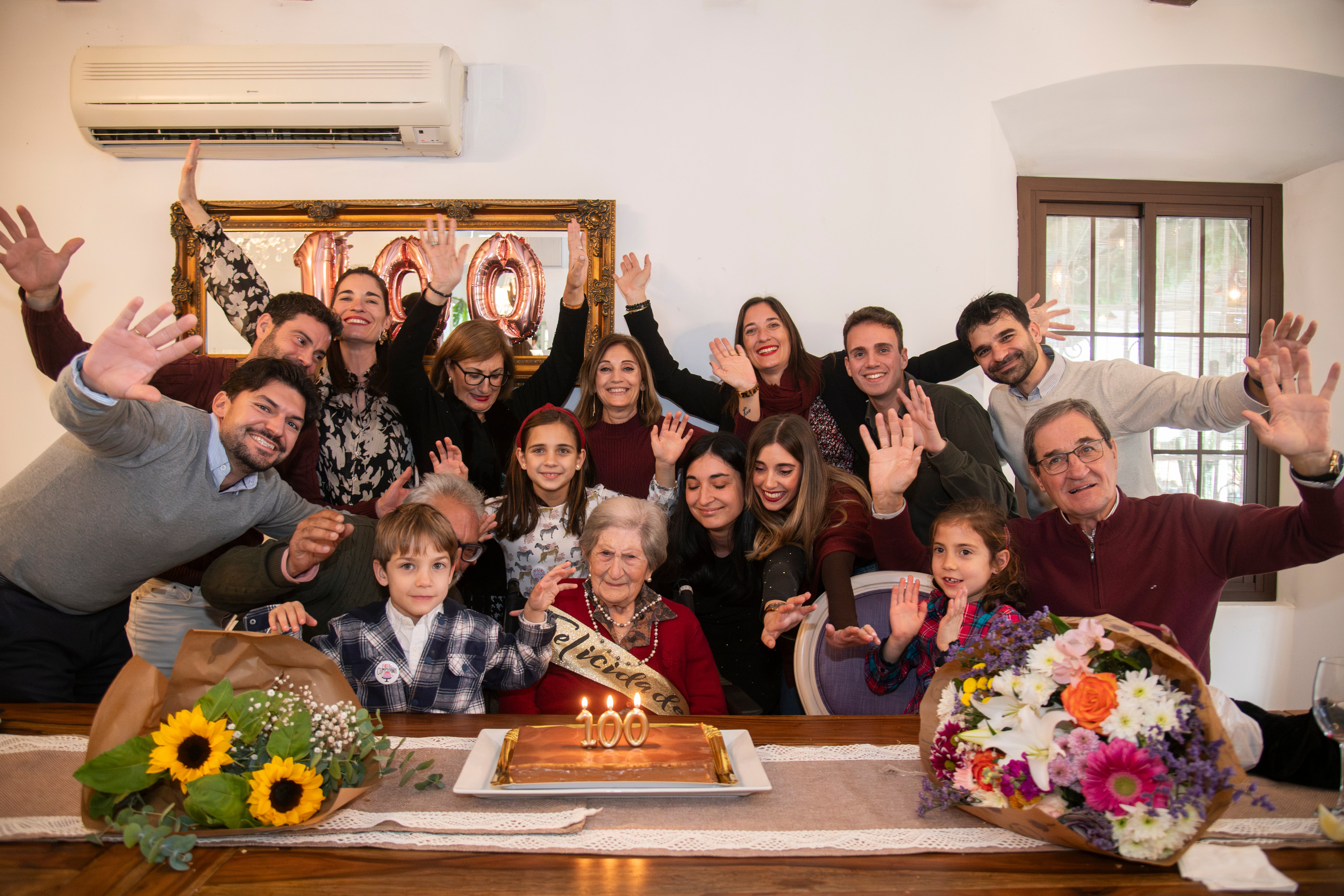 Martina Gallardo rodeada de su familia para celebrar su cumpleaños número 100.