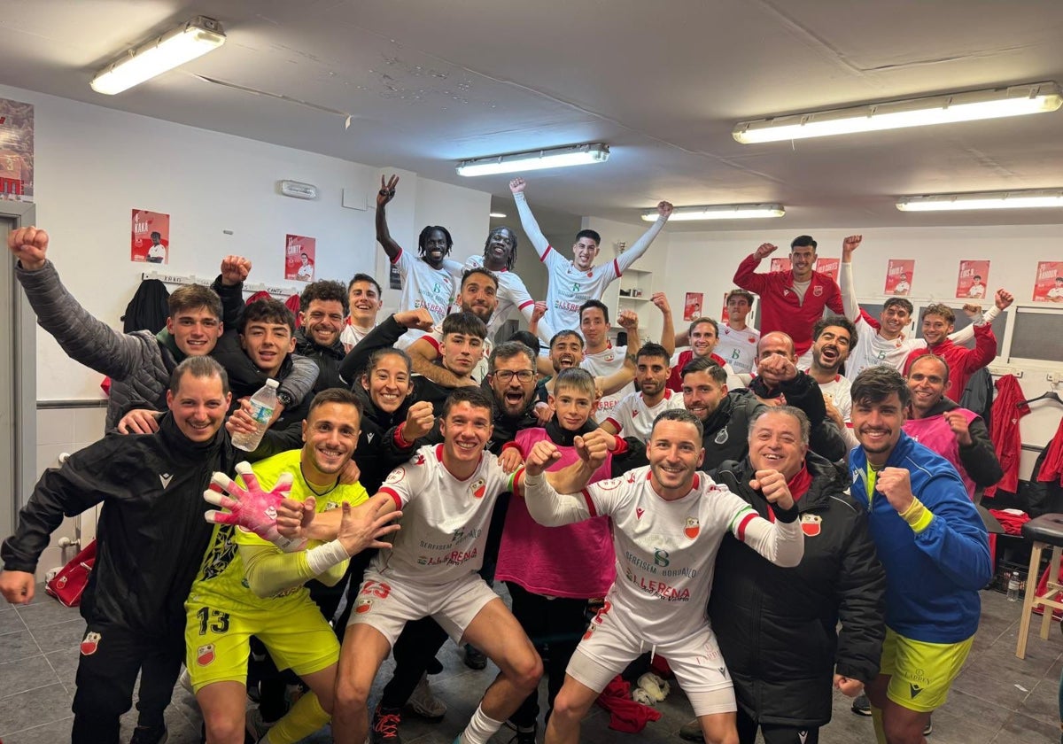 El Llerenense celebra el triunfo ante el Badajoz.