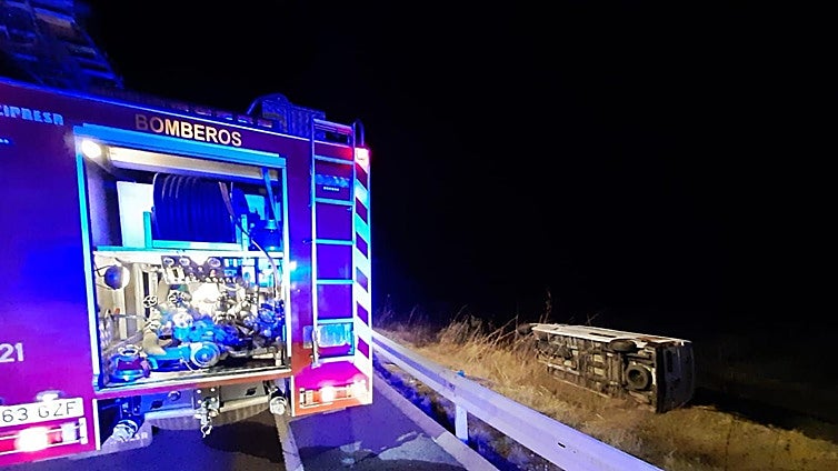 Cae a la N-110 el cableado del teléfono tras la salida de vía de una furgoneta cerca de Tornavacas